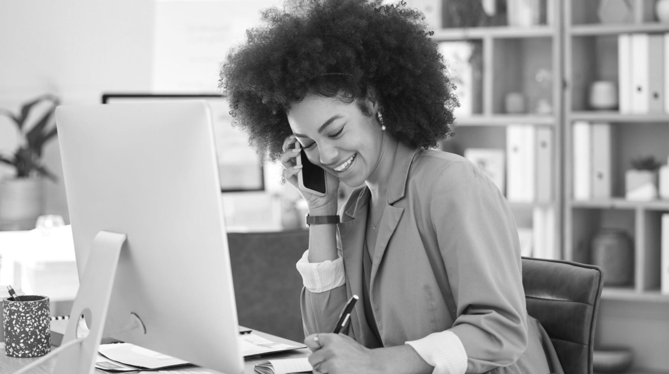 Participantes analizando casos de estudio