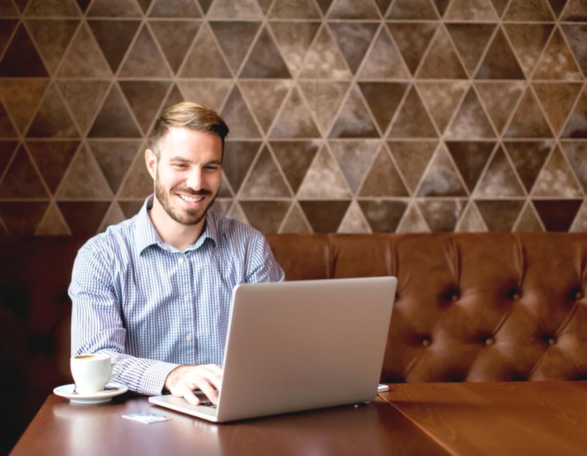 Equipo empresarial trabajando con herramientas de automatización financiera en sesión práctica