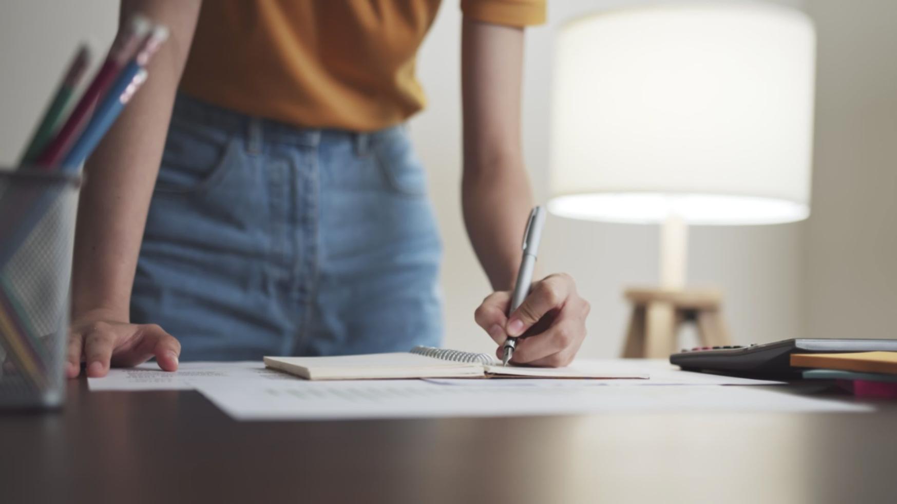 Pantalla mostrando dashboard de automatización financiera con gráficos de ingresos y gastos